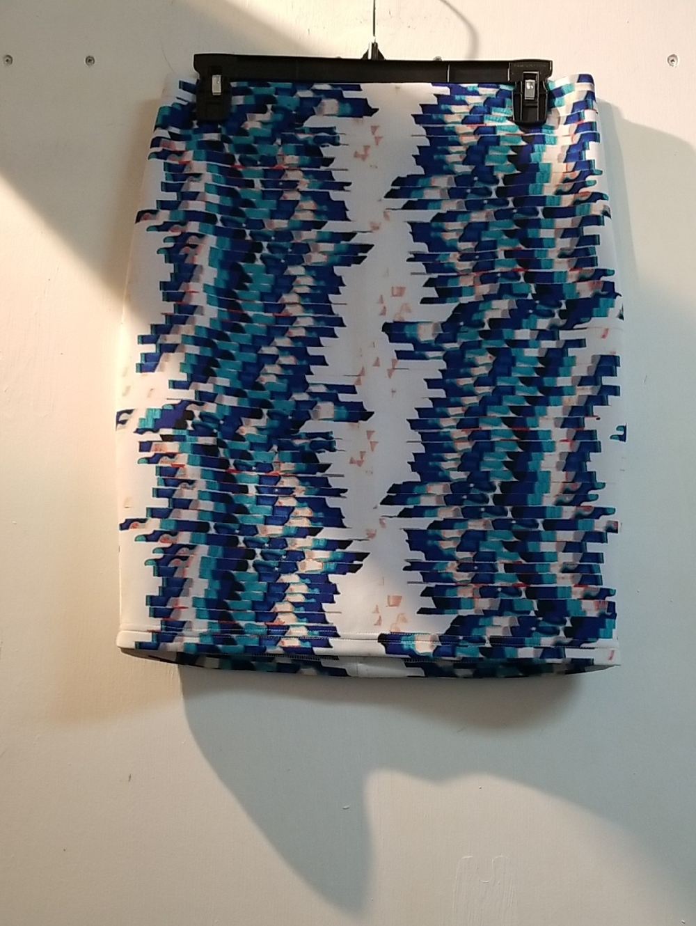 bebe White Pencil Skirt with Blue Geometric Print